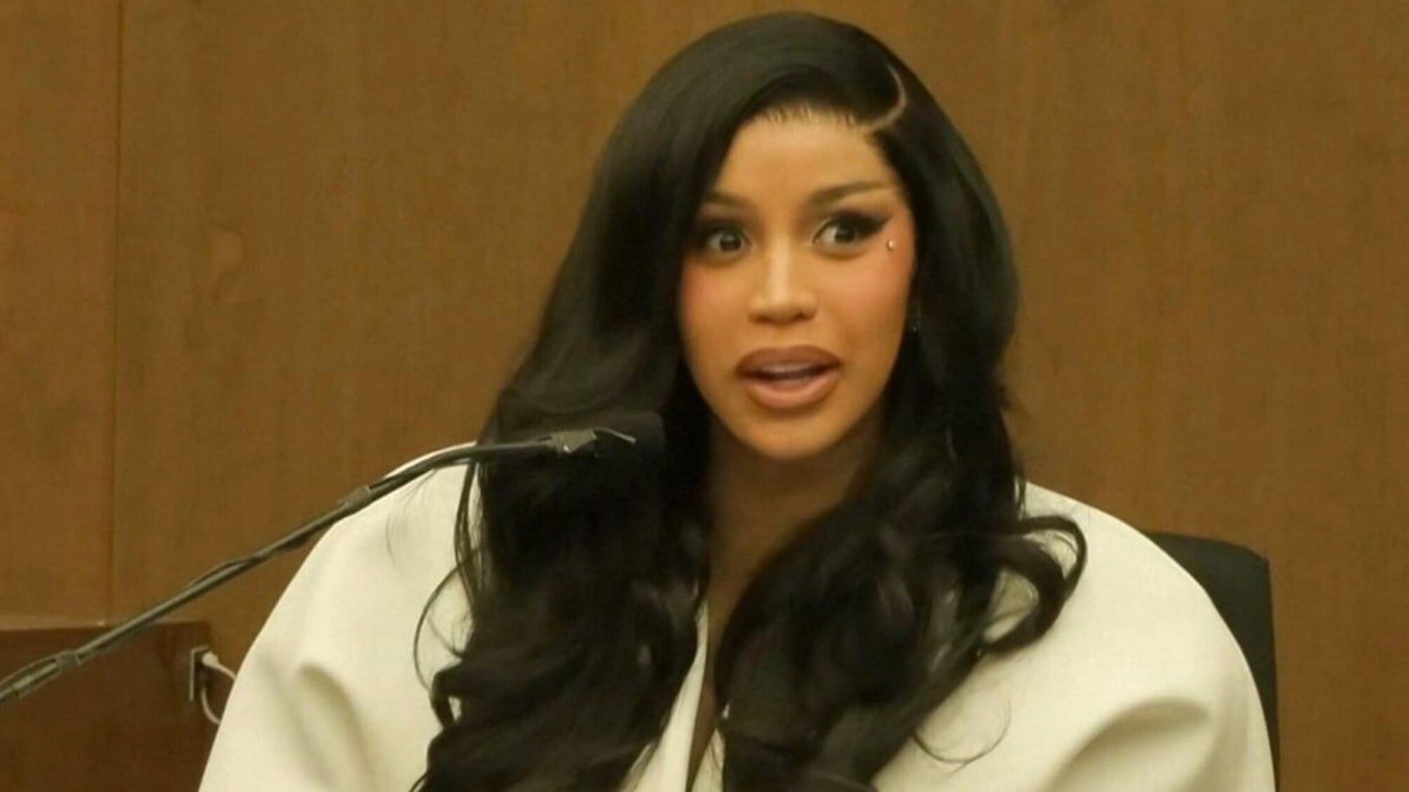 Присяжні виправдали Карді Бі у справі про напад на охоронницю медичної клініки