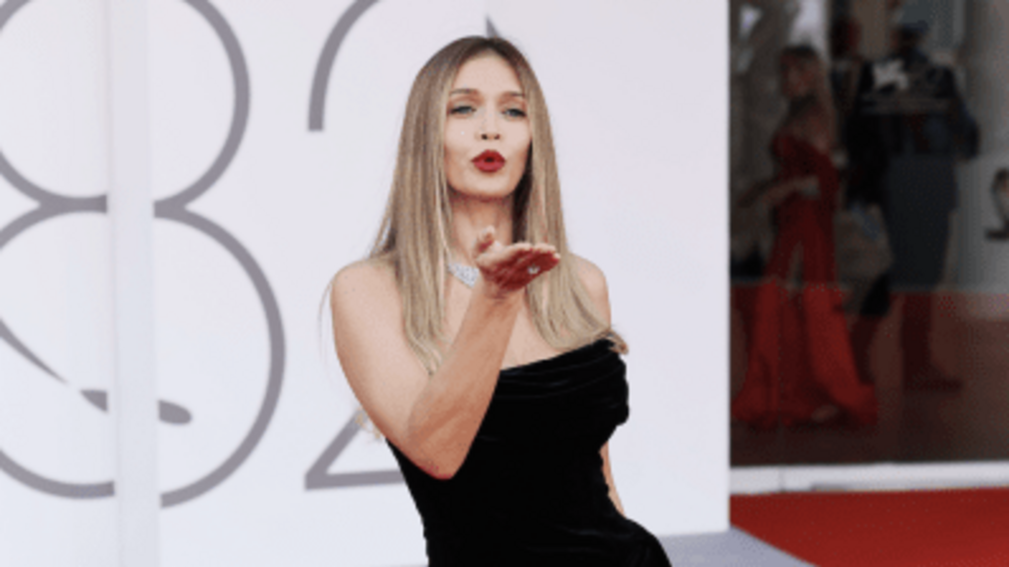 Вера Брежнева очаровала Венецианский кинофестиваль образом в стиле Анджелины Джоли