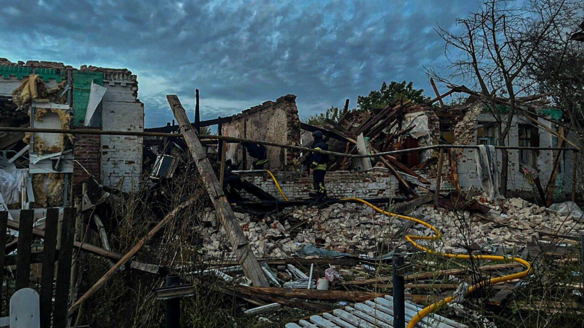 Сім’я з дітьми загинула у власному будинку після атаки дрона на Сумщині