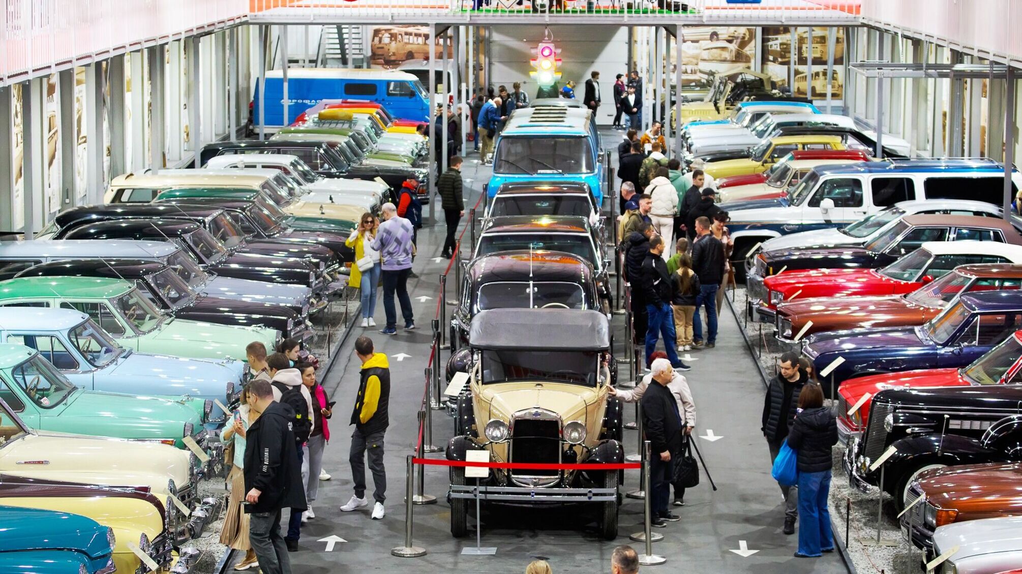 Ретромашины, шпионские 'Волги' и автобусы из 80-х: что скрывает музей возле Киева