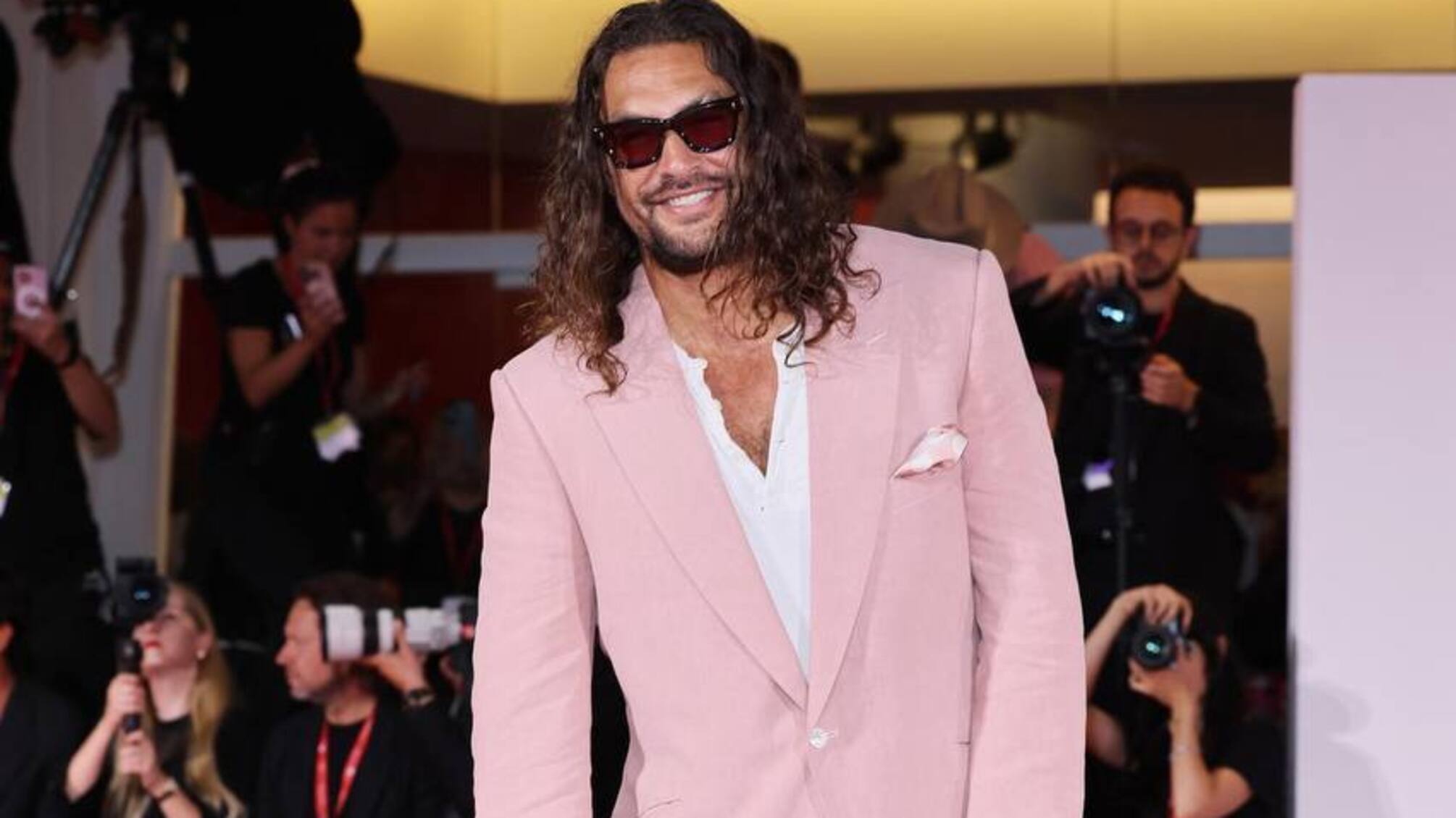 Джейсон Момоа підкорив Венецію рожевими шльопанцями й педикюром