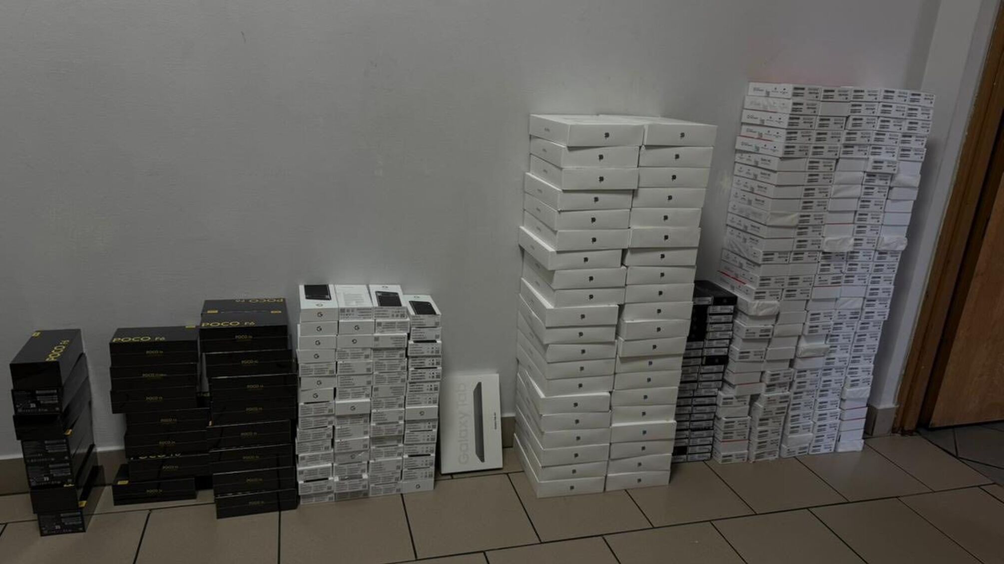 Во Львовской области таможенники задержали микроавтобус с контрабандной техникой на 5 млн грн