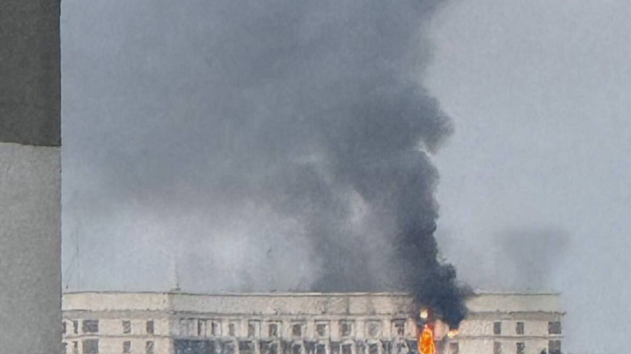 Над зданием правительства Украины виден дым после атаки дронов