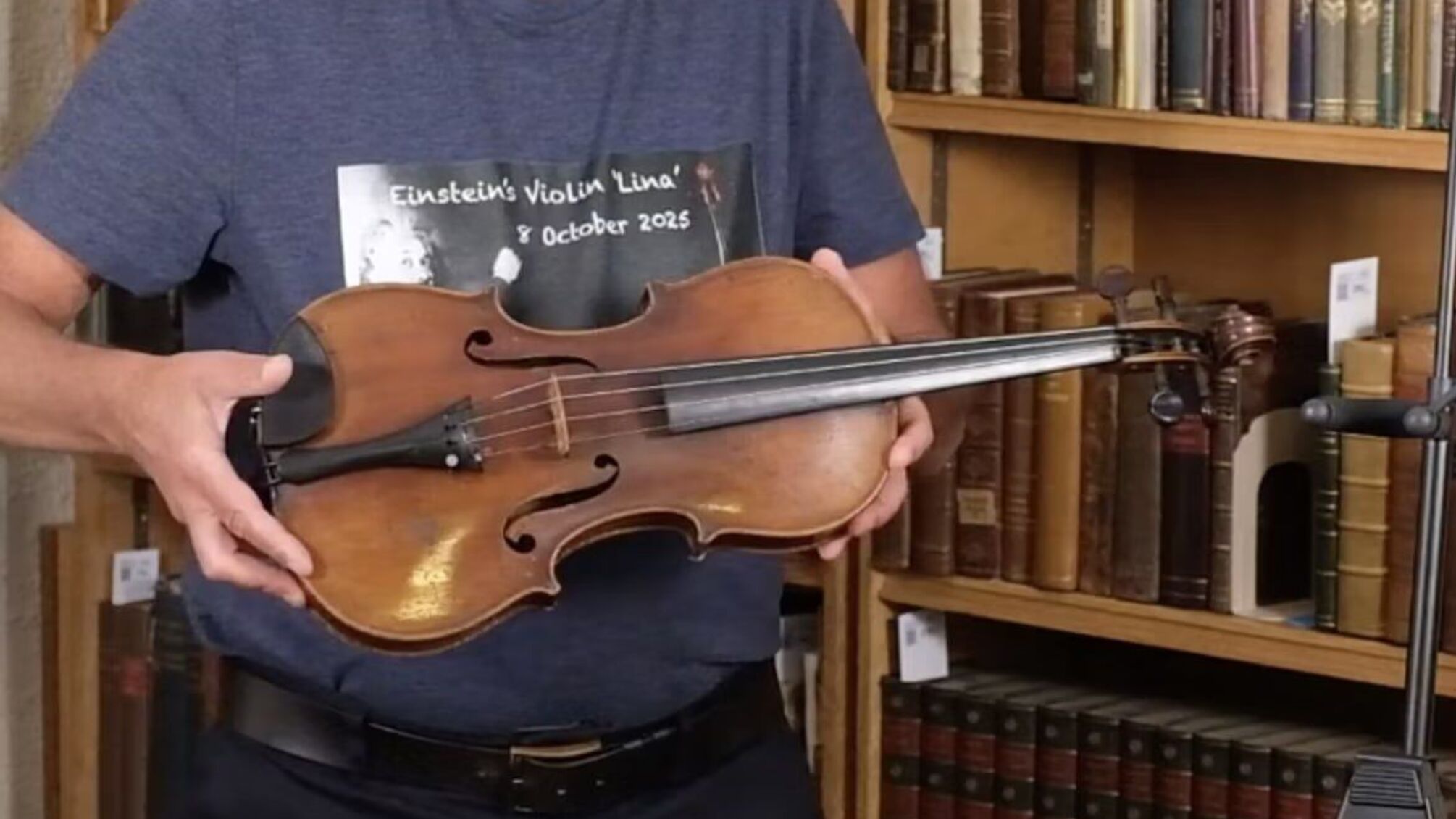 Скрипка Альберта Эйнштейна выставлена на аукцион в Великобритании