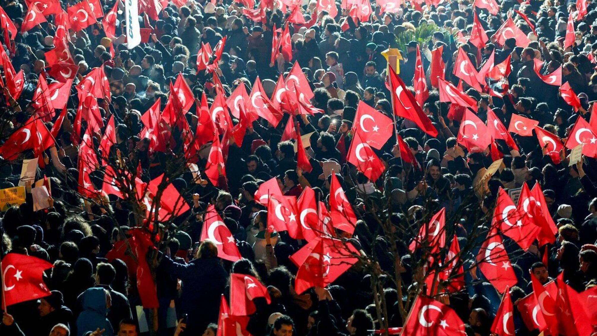 Опозиційний лідер Озгюр Озель закликав турків до активного спротиву