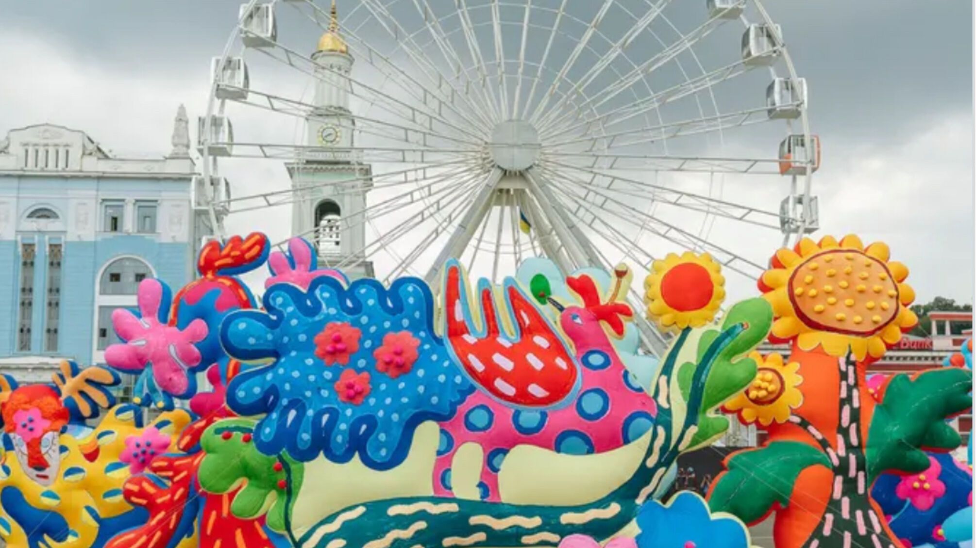 В Киеве появились гигантские скульптуры по мотивам Марии Примаченко