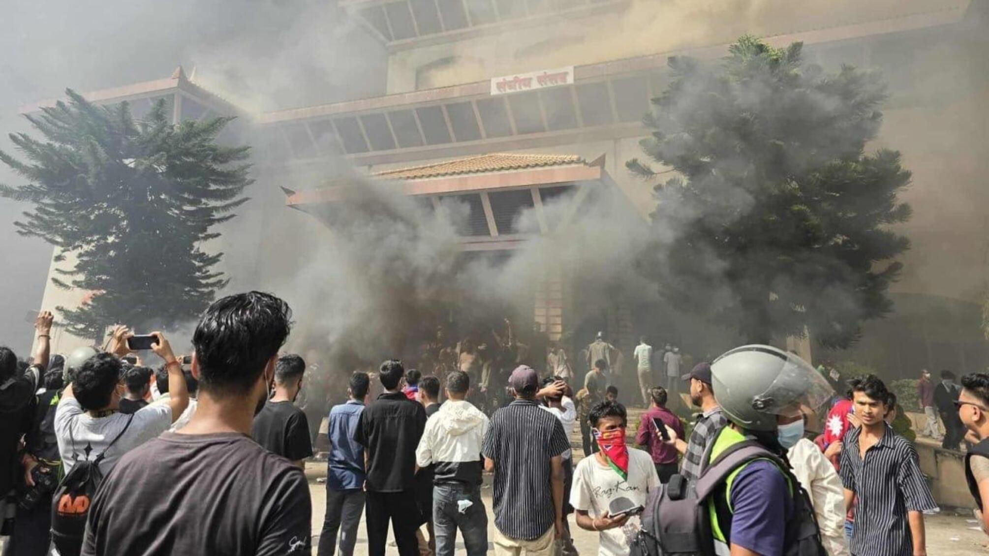 Соцмережі проти корупції: як Непал охопили заворушення та пожежі