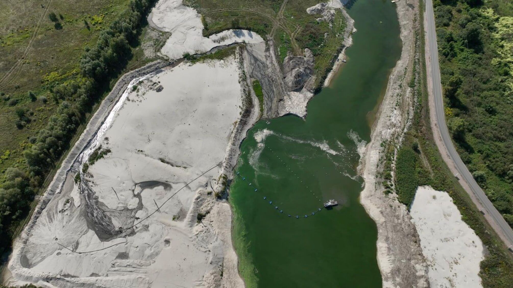 Журналисты разоблачили незаконный намыл возле 'депутатского' КМ O!VILLAS