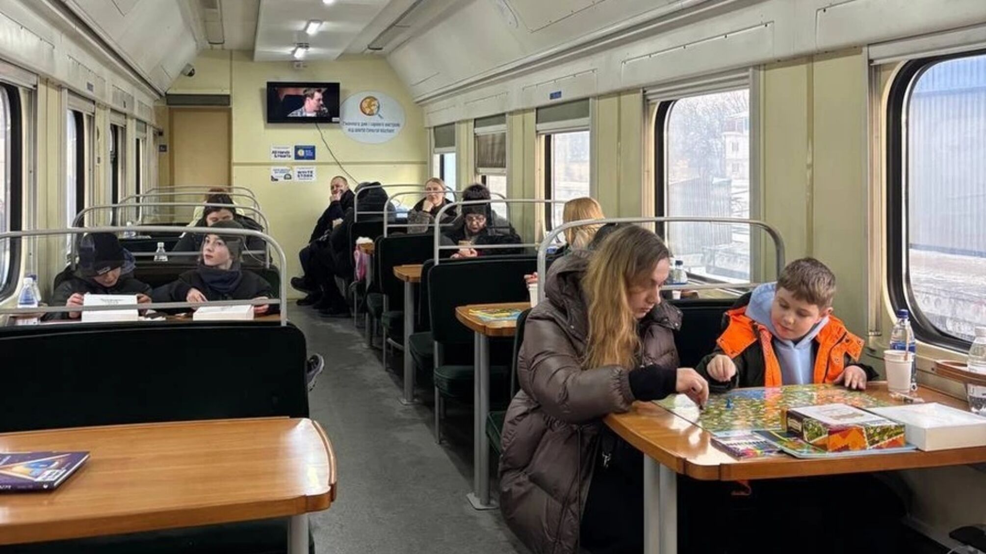 'Вагони незламності' на Київщині: де зігрітися, зарядити телефони та скористатися інтернетом під час блекаутів