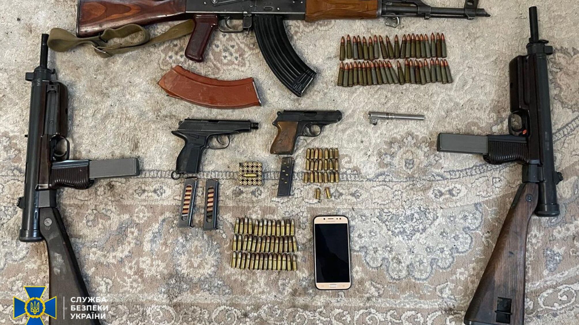 СБУ і Нацполіція викрили схему підпільного продажу 'трофейної' зброї в Україні