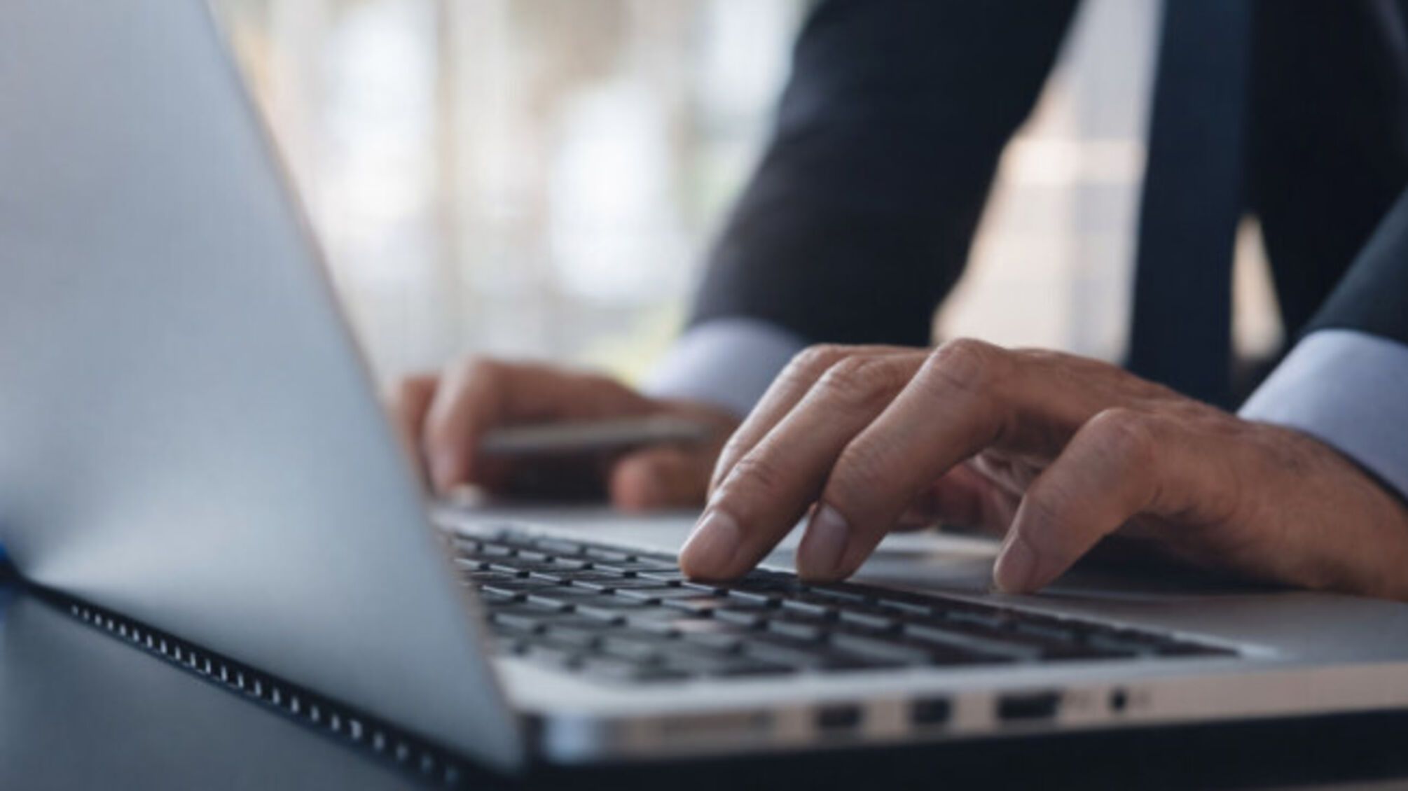 За погрози чиновникам в інтернеті можуть саджати до 10 років