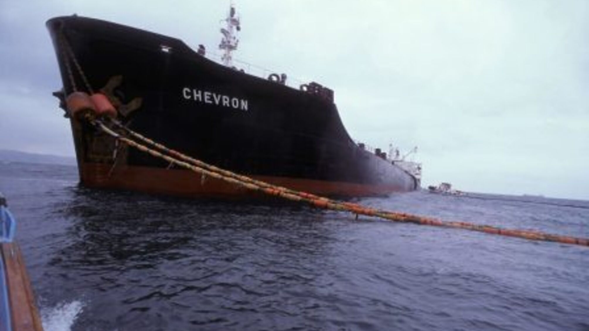 Танкер під чартером Chevron потрапив під атаку безпілотників у Чорному морі — Reuters (відео)
