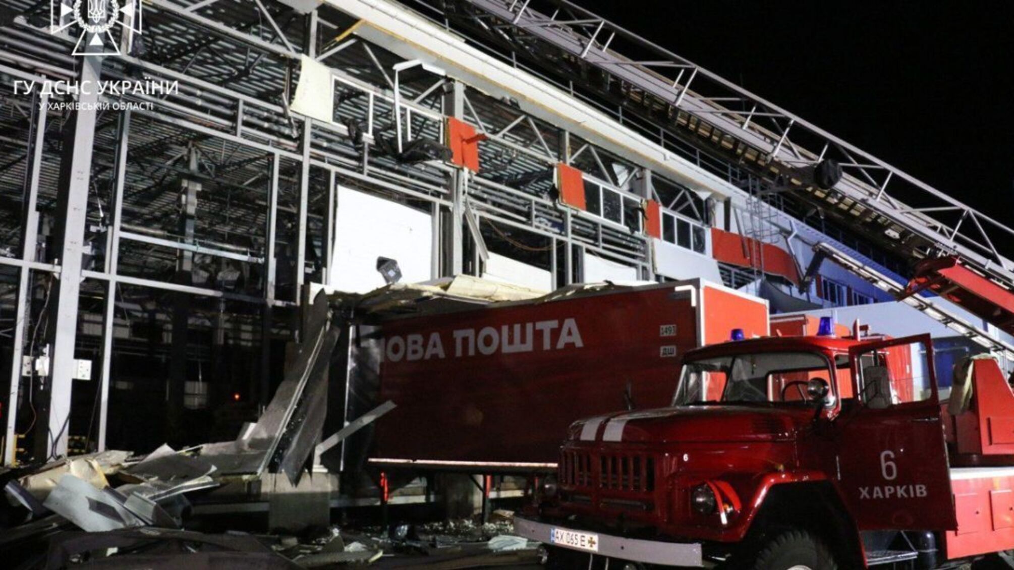 'Пробиті' посилки після атаки на термінал 'Нової пошти' стали символом удару на Харківщині