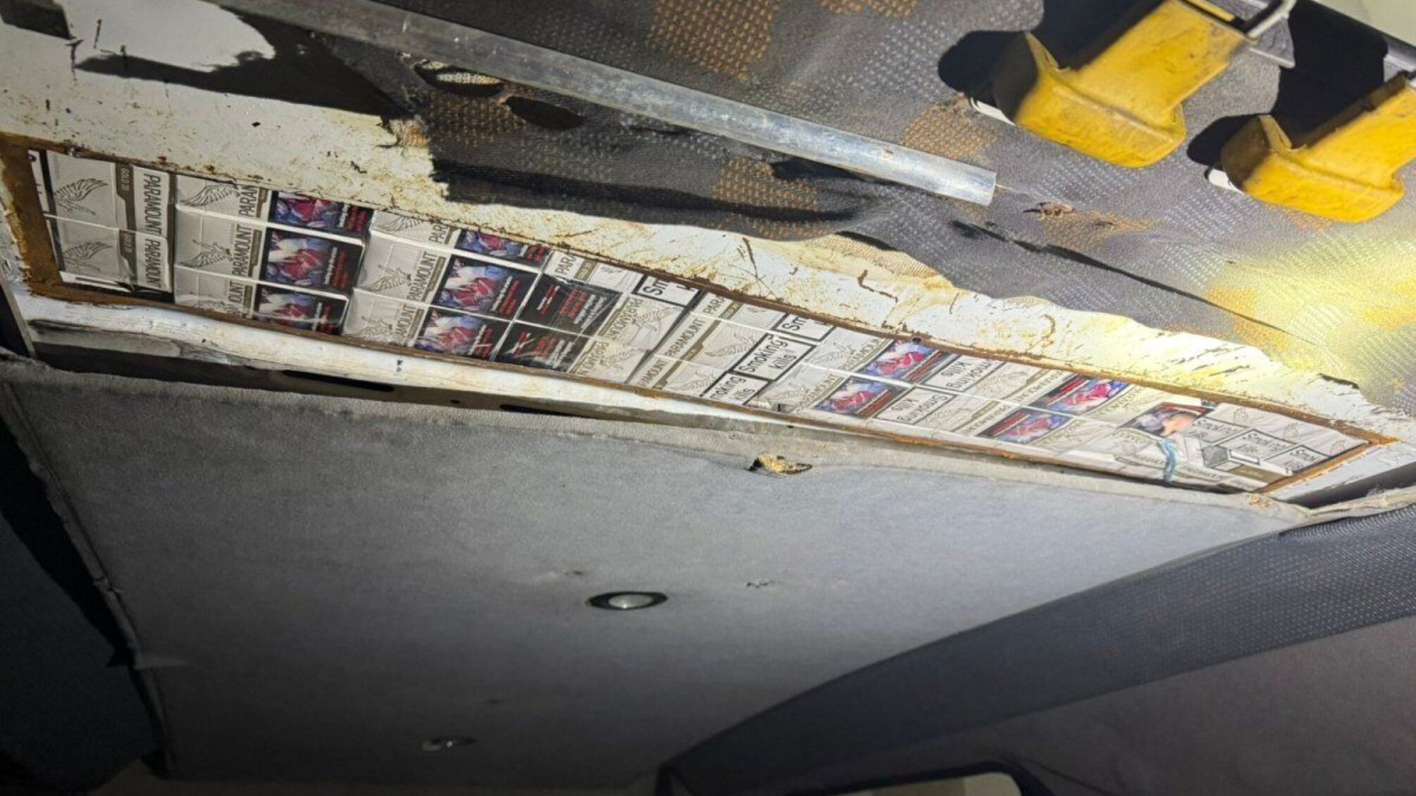 Контрабанда на выезде из Украины: в 'Шегинях' пограничники разобрали двойную крышу микроавтобуса с более чем тысячей пачек сигарет