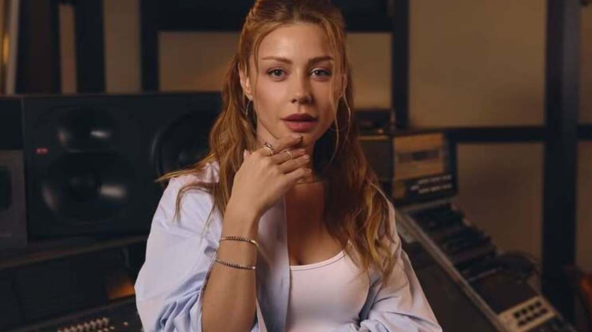 Тіна Кароль в теплій кофті вибачилась за нову пісню про відсутність світла