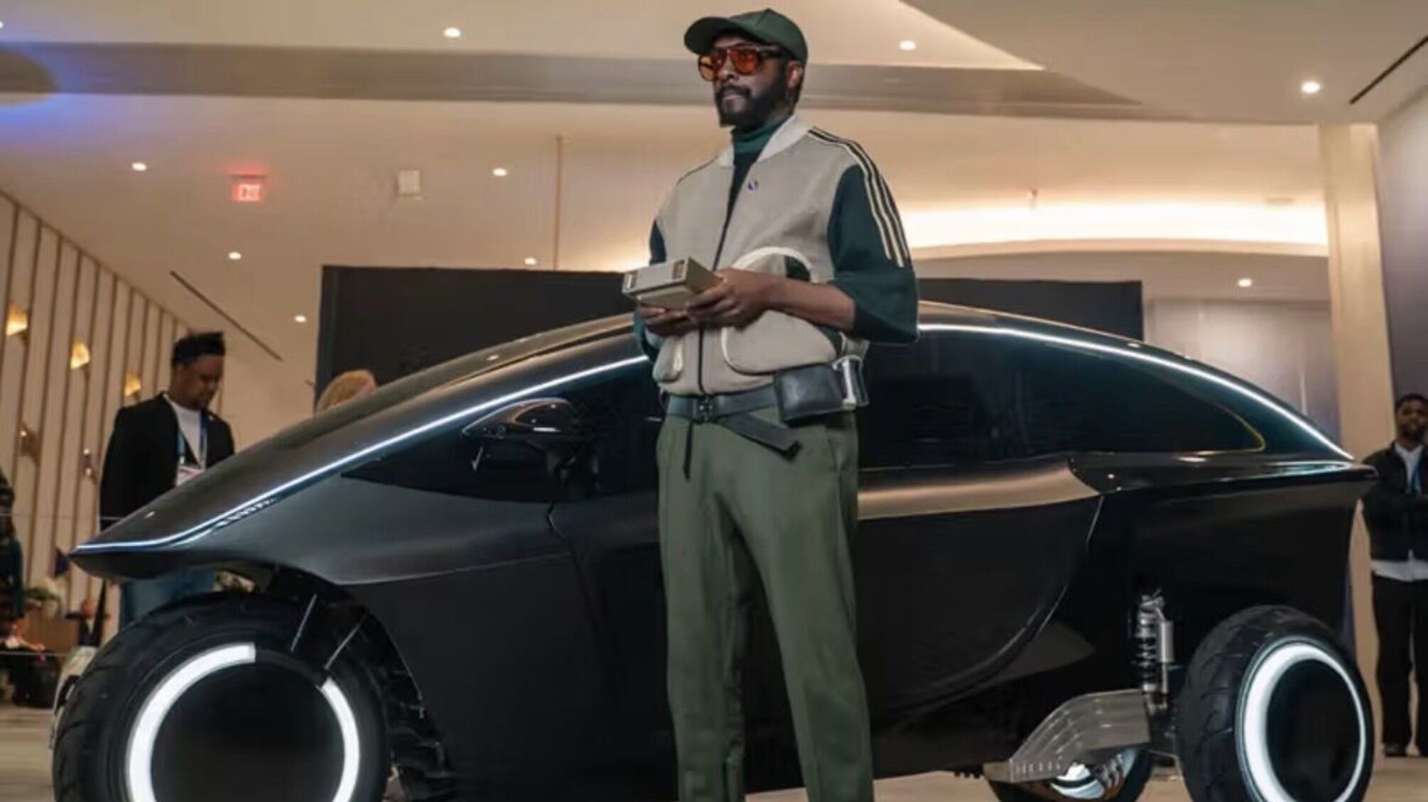 Співак Will.i.am презентував триколісний електрокар TRINITY як альтернативу міському транспорту