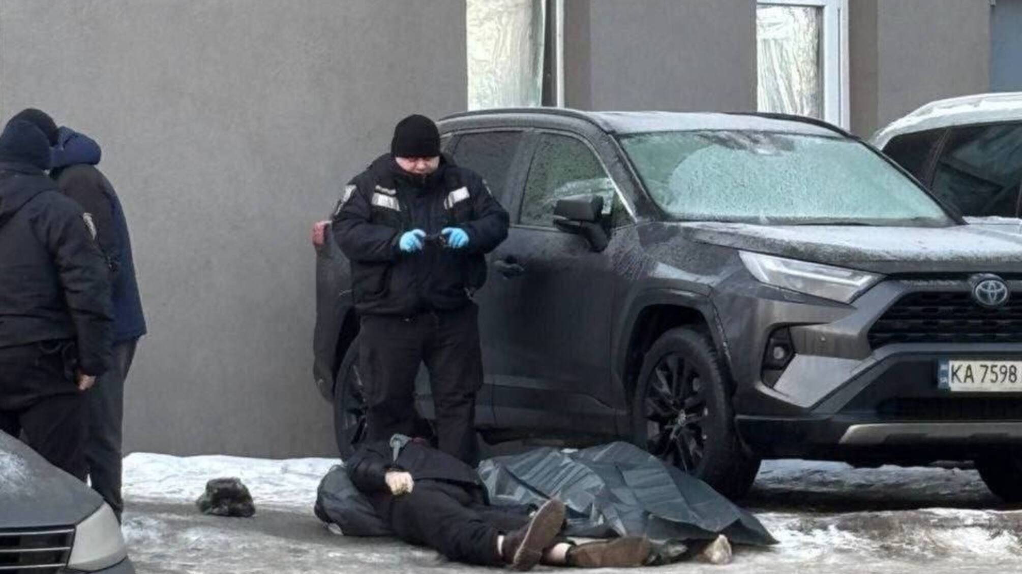 Біля метро 'Деміївська' чоловік послизнувся на ожеледиці і загинув