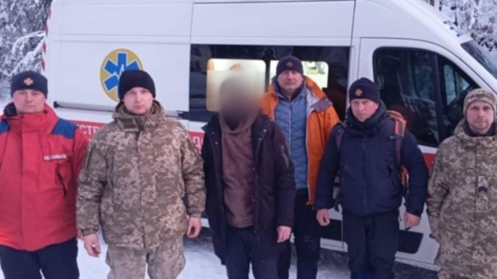 Заблудился в морозных горах на границе: пограничники и ГСЧС спасли нарушителя