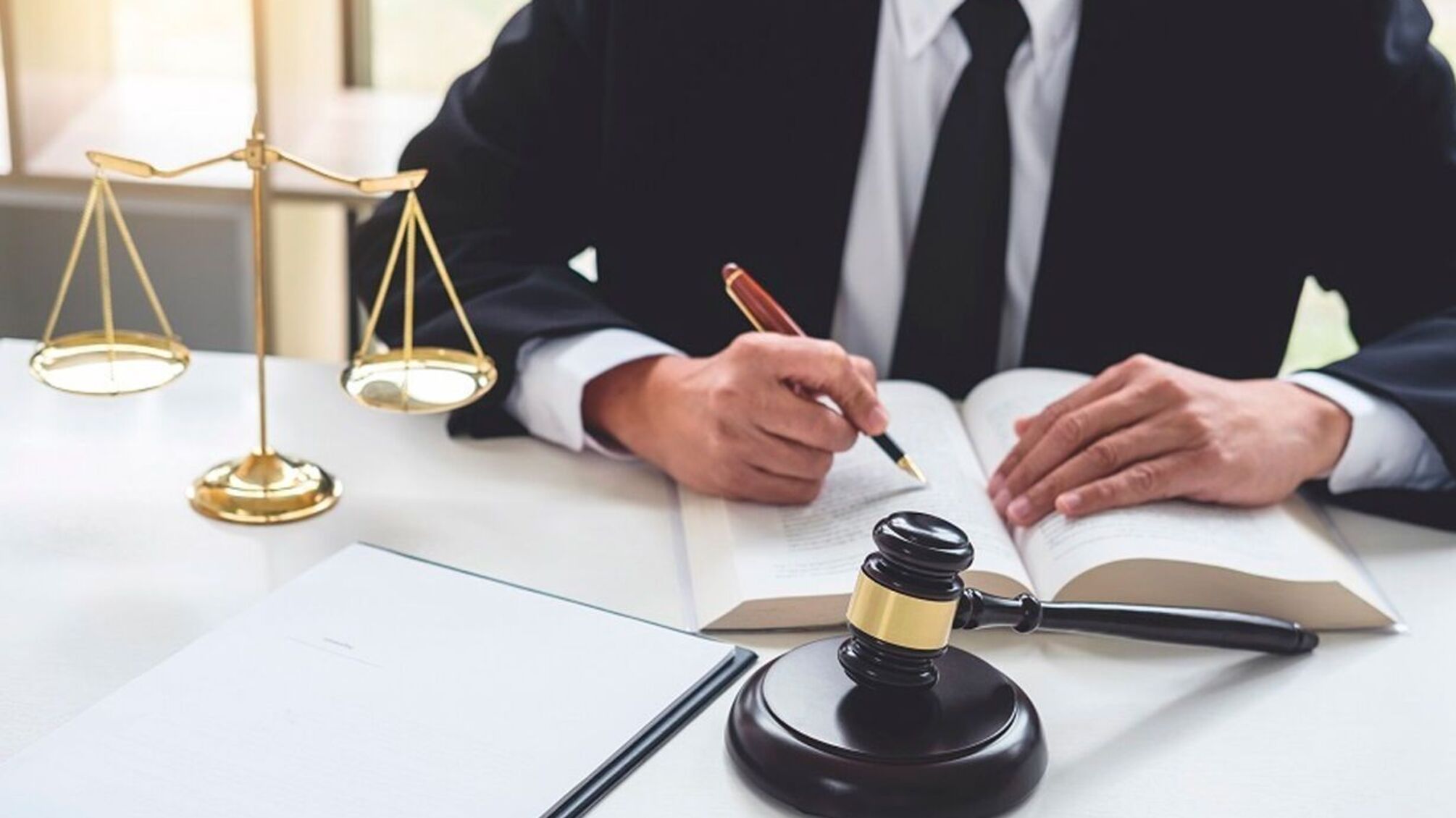 Псевдо-адвокат у Київській області отримав підозру: від його дій постраждало 7 осіб