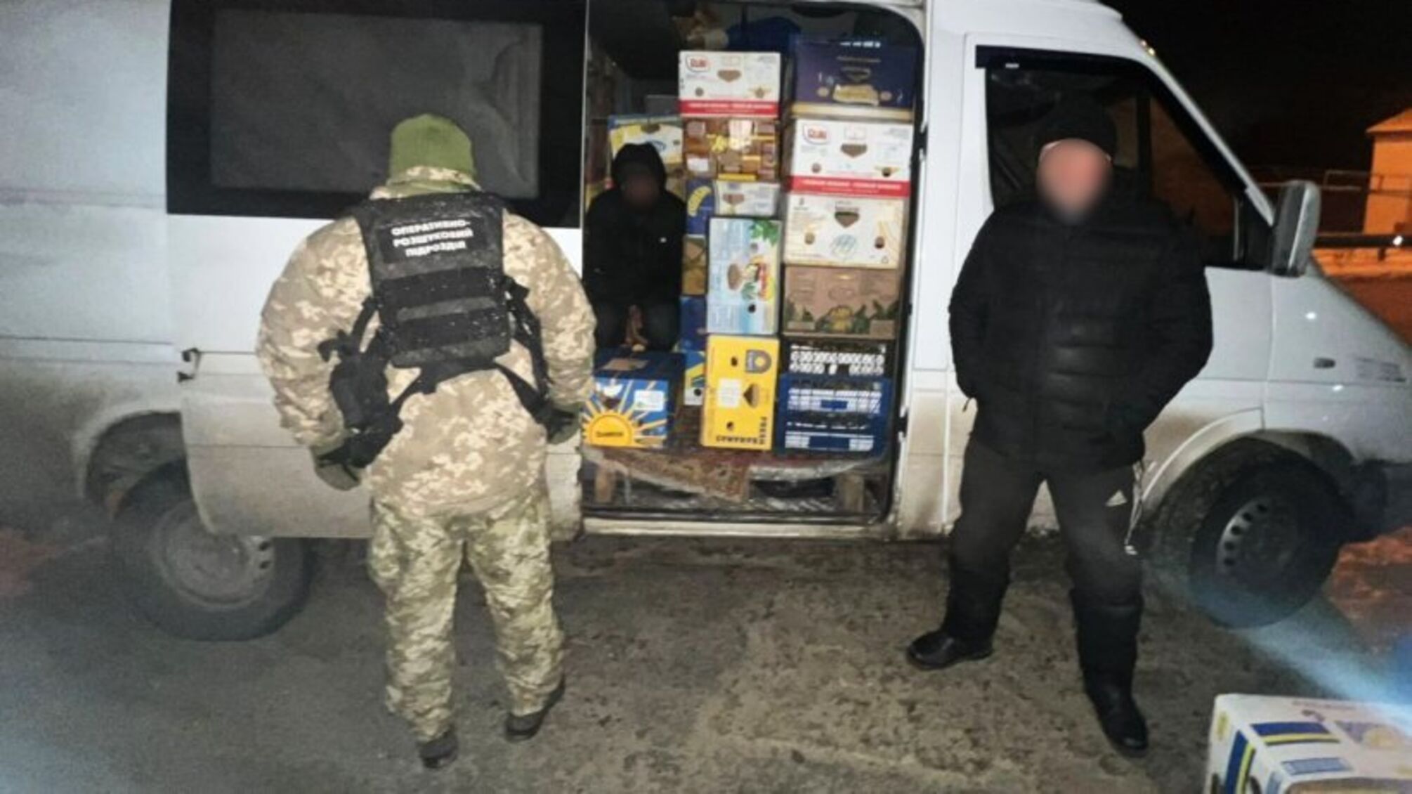 Сховався у мікроавтобусі між ящиками з-під бананів: біля кордону з Молдовою затримали чоловіка (відео)
