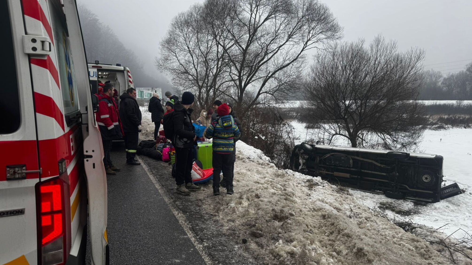 ДТП на Закарпатті: автобус із дітьми з’їхав у кювет по дорозі в Карпати, є травмовані