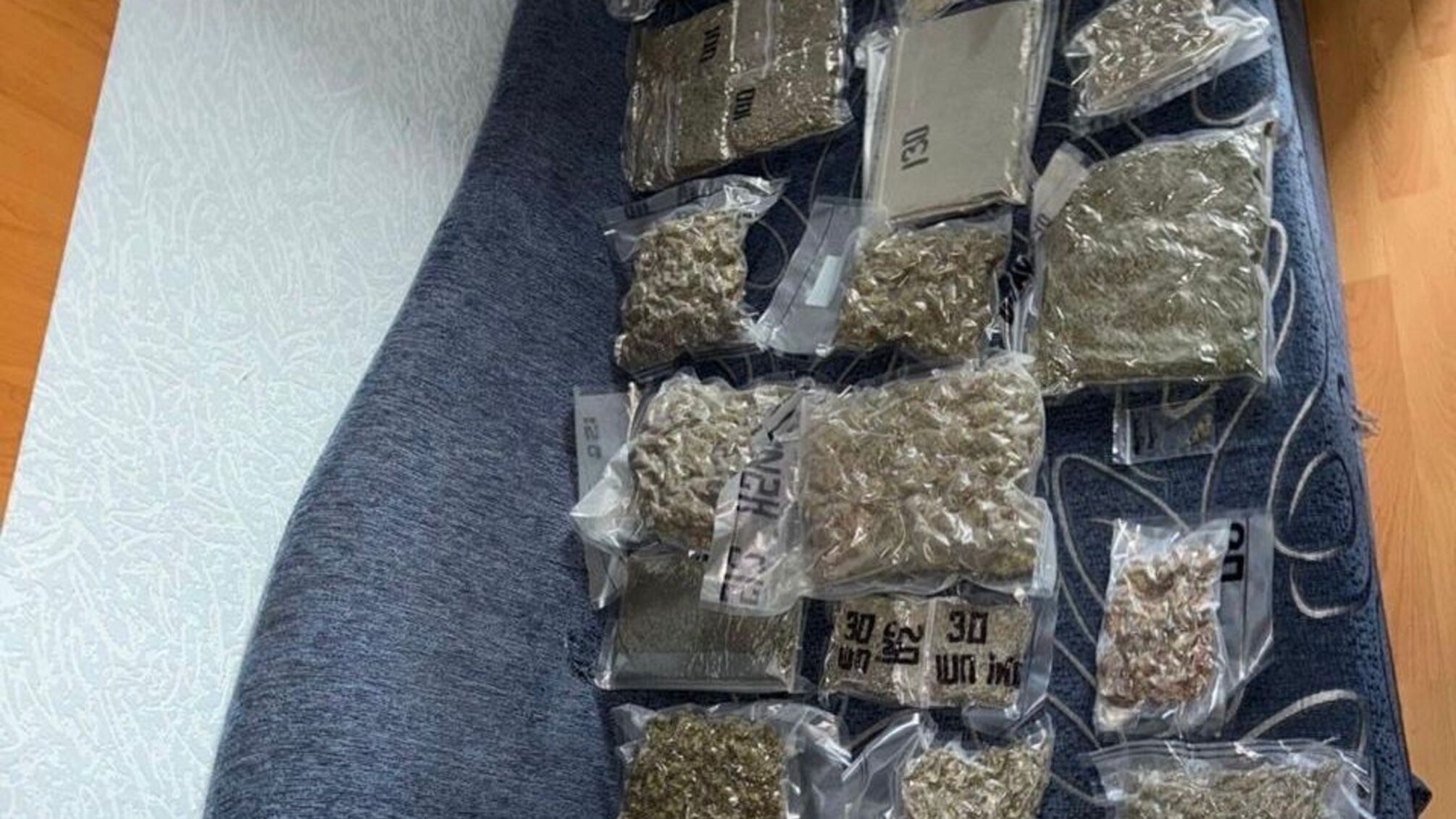 В Киеве накрыли наркодилера с амфетамином и каннабисом