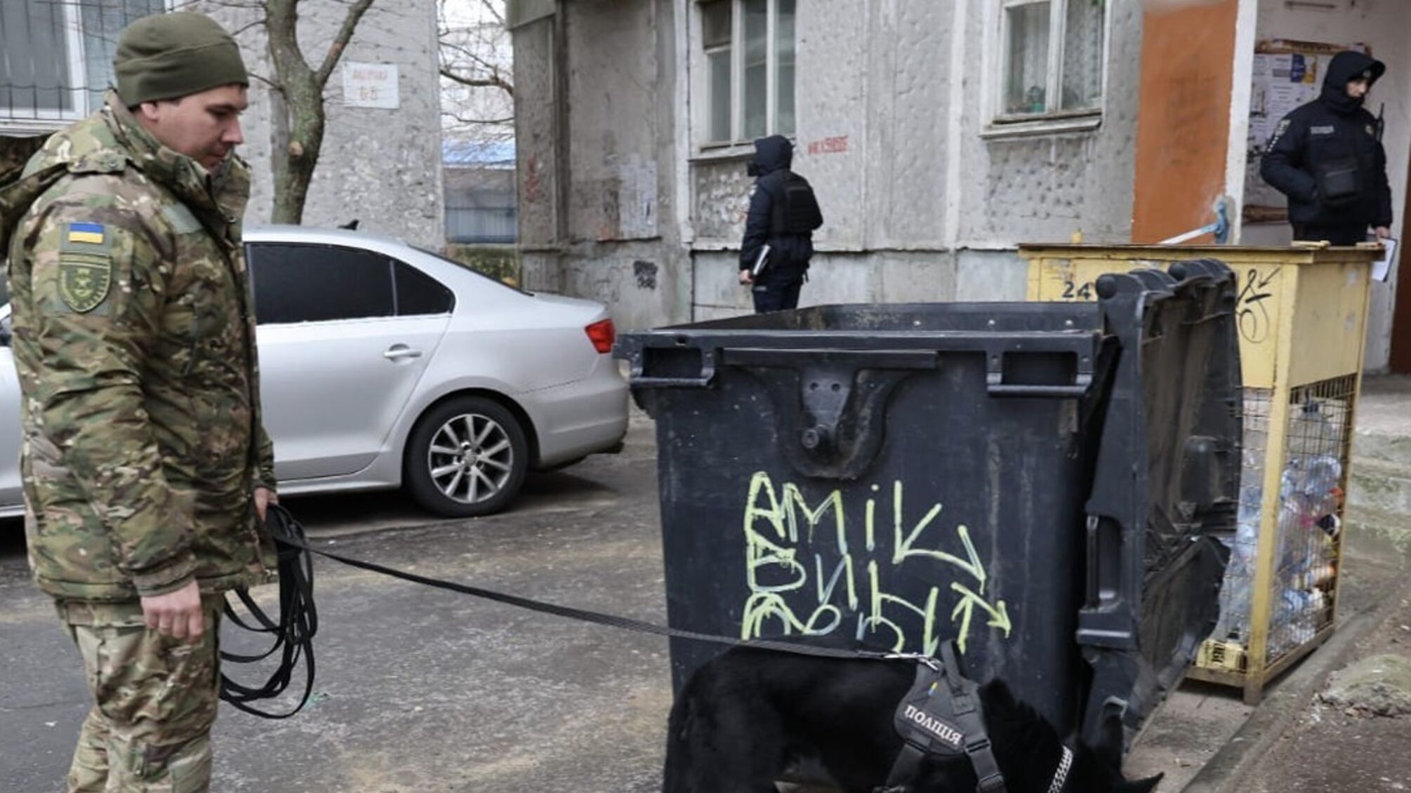 В Николаеве в мусорном контейнере нашли младенца: полиция разыскивает мать