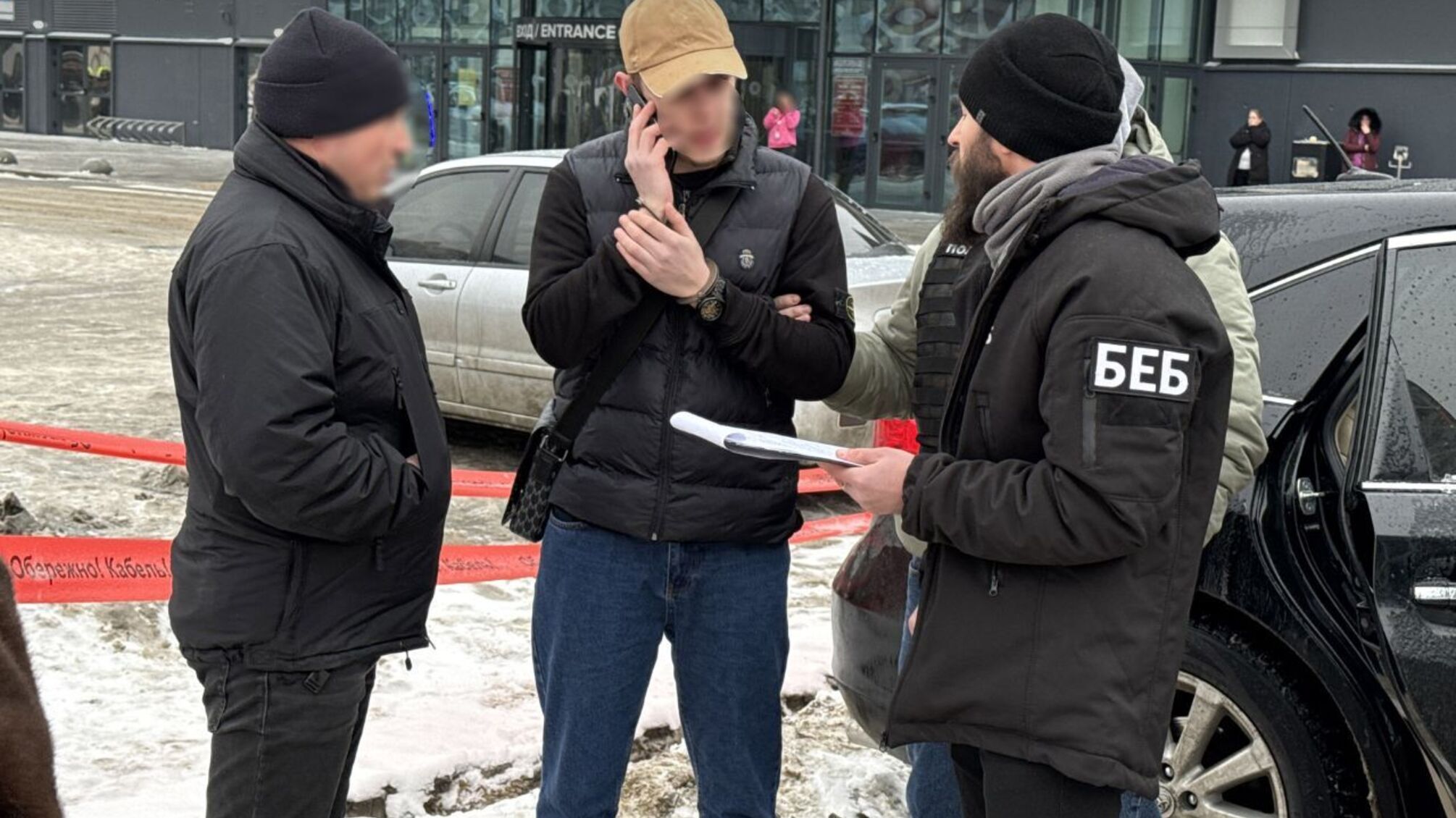 БЕБ та поліція викрили схему збуту підроблених 100-доларових купюр у Києві