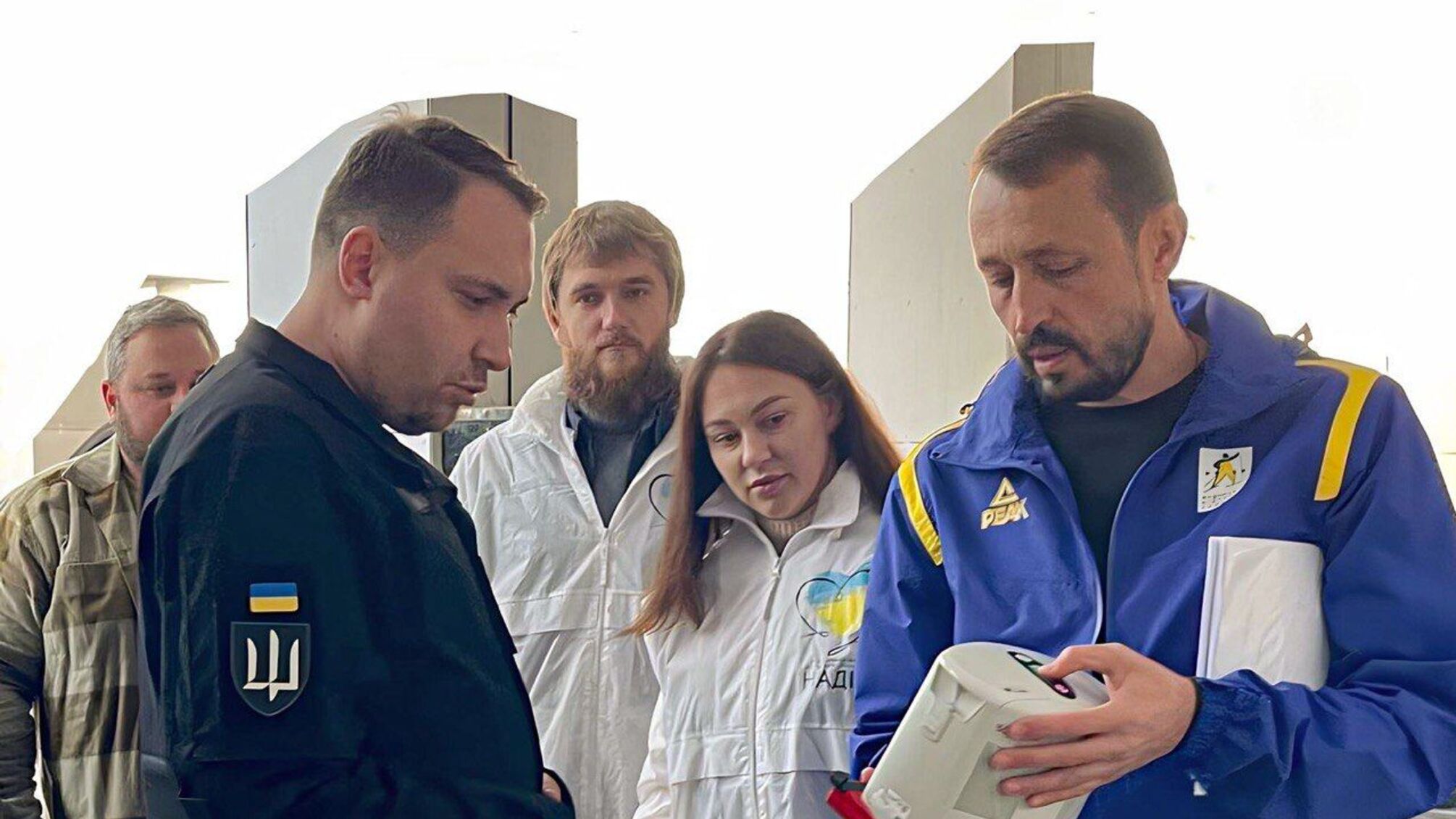 Благотворители и народные депутаты усилили фронтовую медицину: 315 аппаратов сердечно-легочной реанимации уже на линии фронта