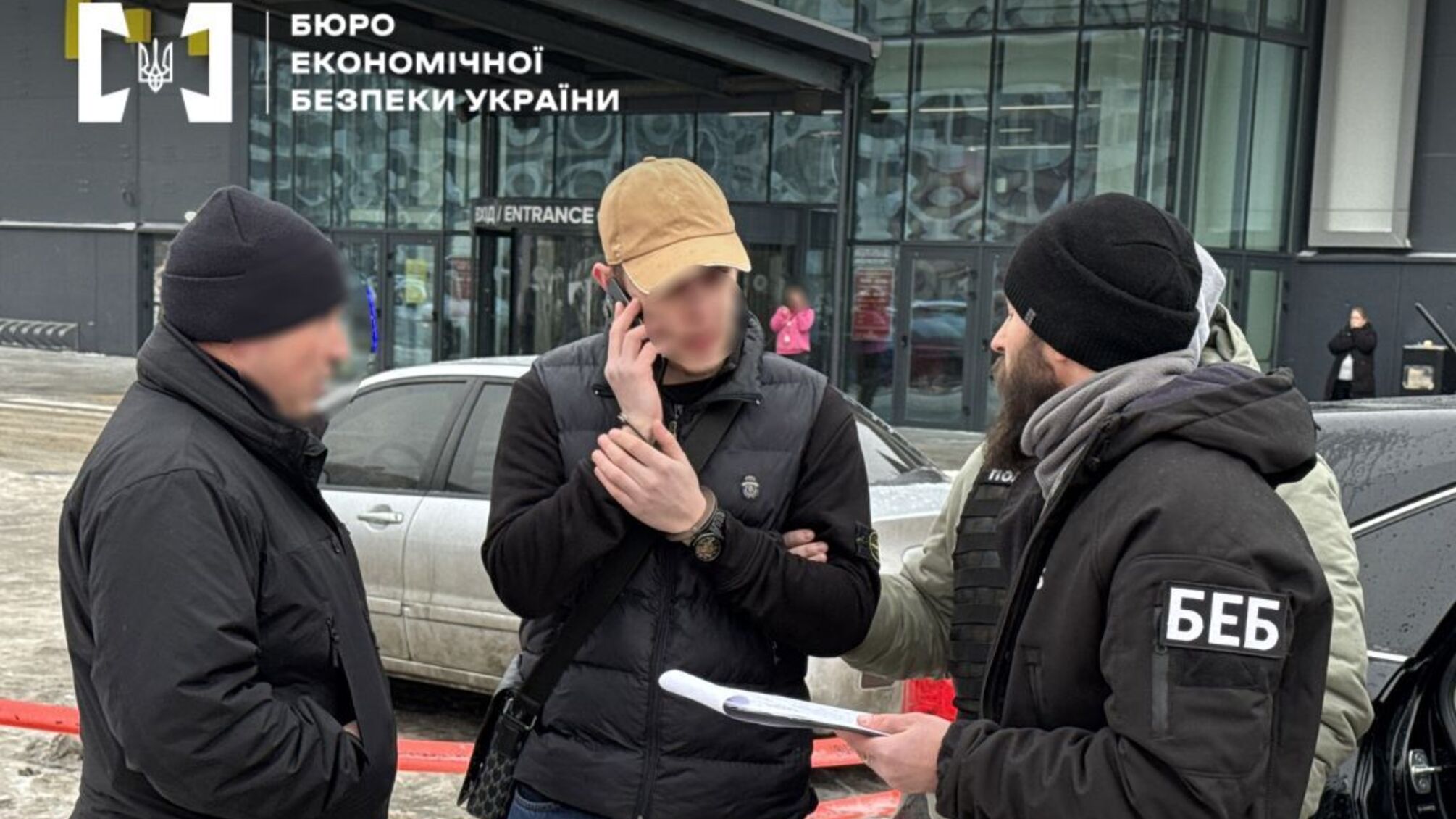 Фальшивые 100 долларов за полцены: в Киеве разоблачили схему сбыта поддельной валюты на 100 тысяч