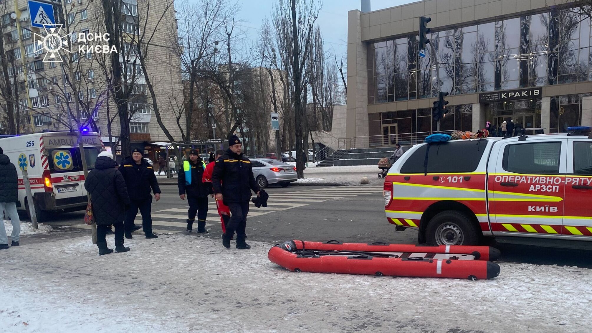 Спасательная операция на Днепре: в Днепровском районе из ледяной воды вытащили двух молодых людей