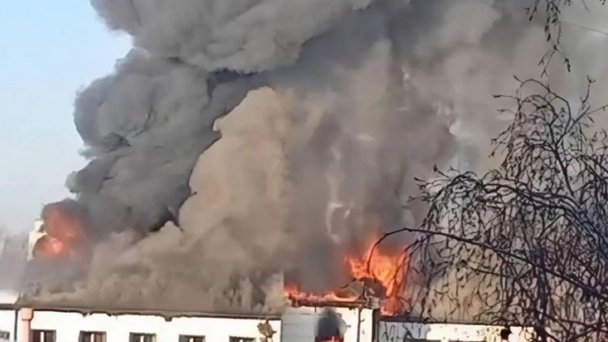 Пожежа в Солом’янському районі столиці: рух перекрито, працюють рятувальники