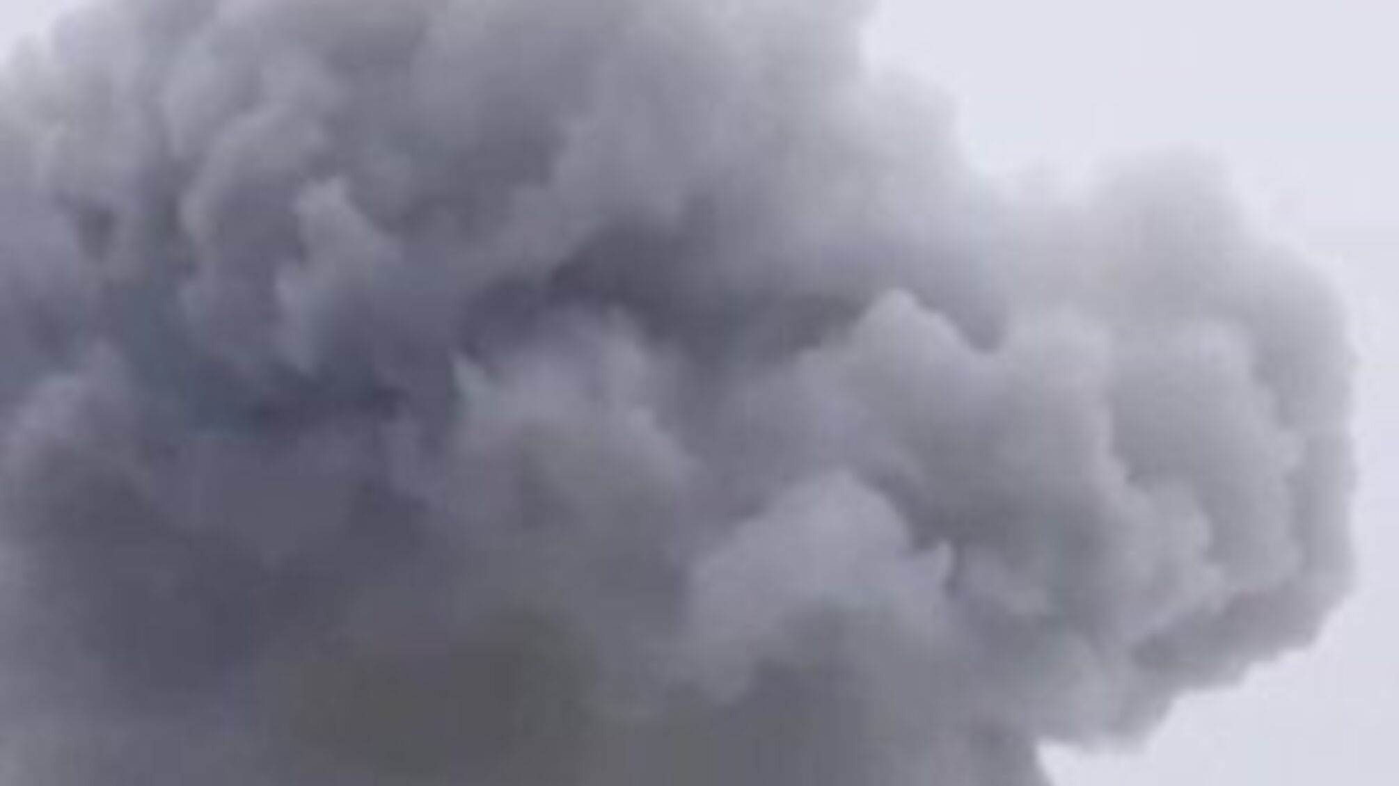 Дроновая атака рф по Днепру: масштабный разлив масла на дорогах.