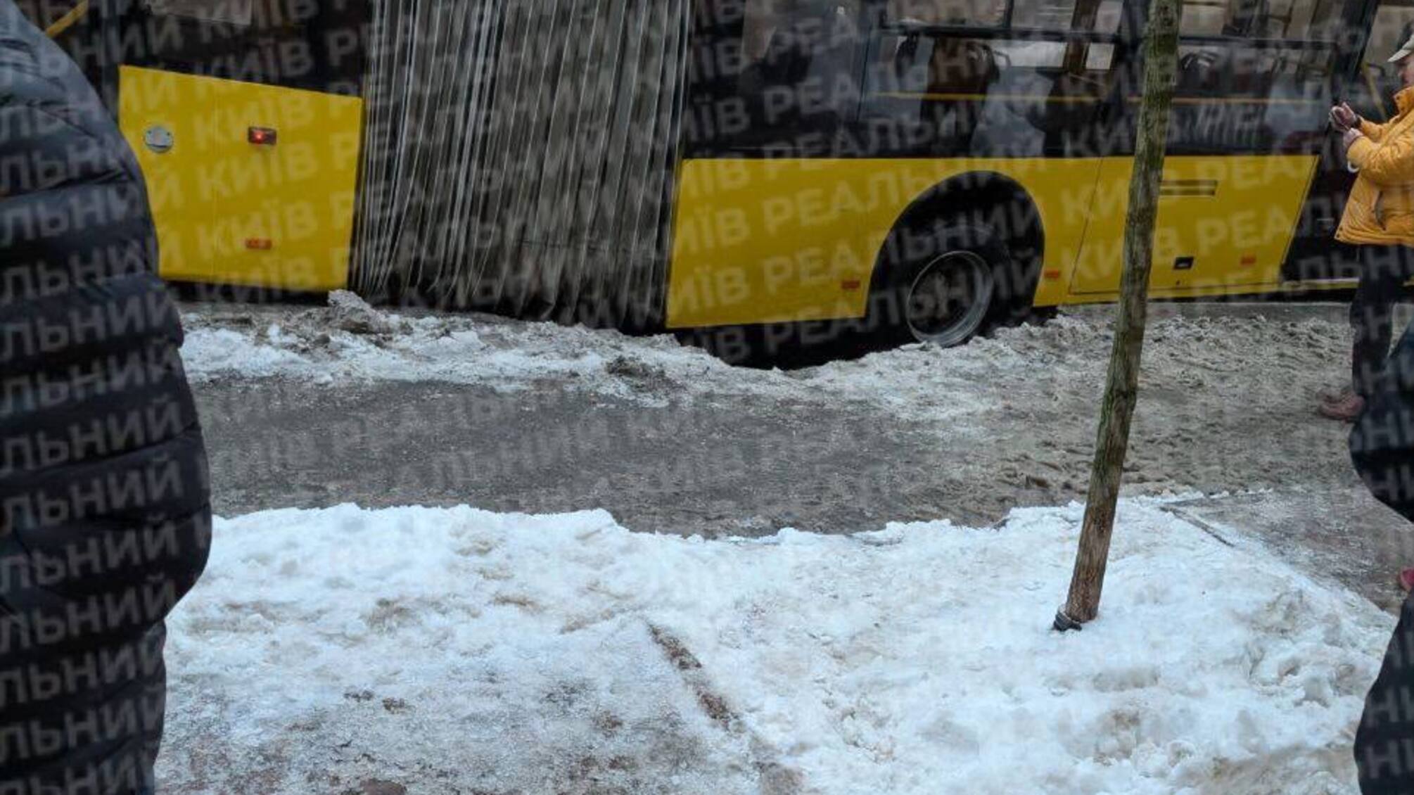 Тролейбус провалився на Софіївській: центр столиці в заторі