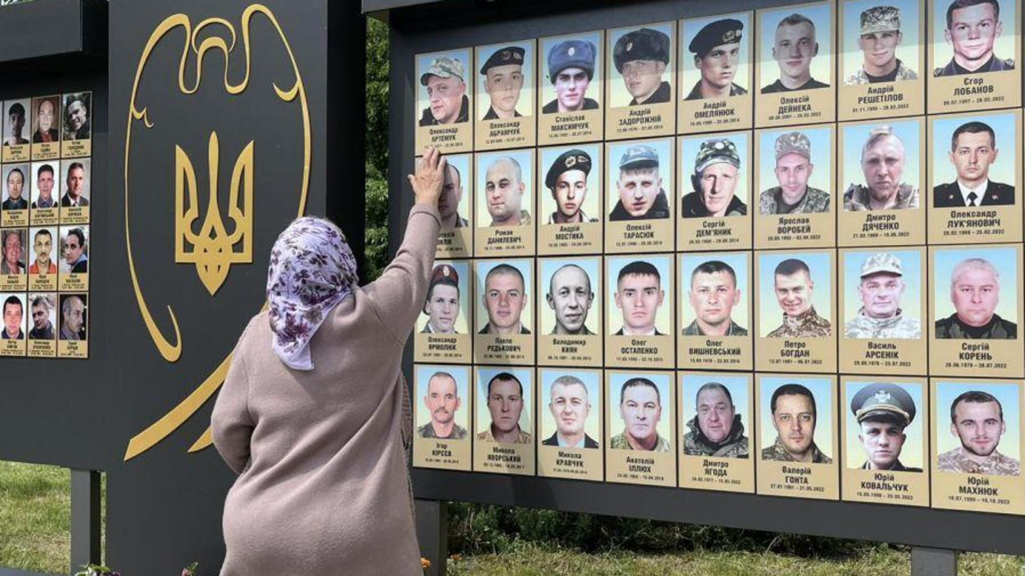 Наруга над меморіалом: у Ковелі затримали зловмисника, який пошкодив банери полеглих воїнів