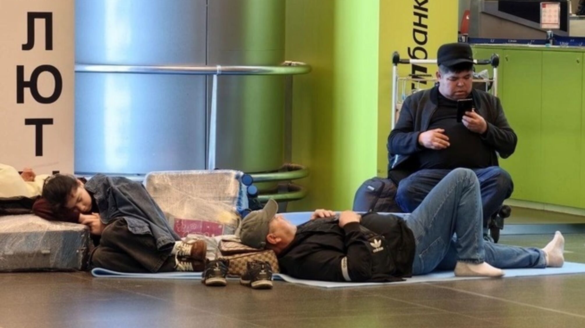 У Москві затримали й скасували сотні авіарейсів після атак безпілотників