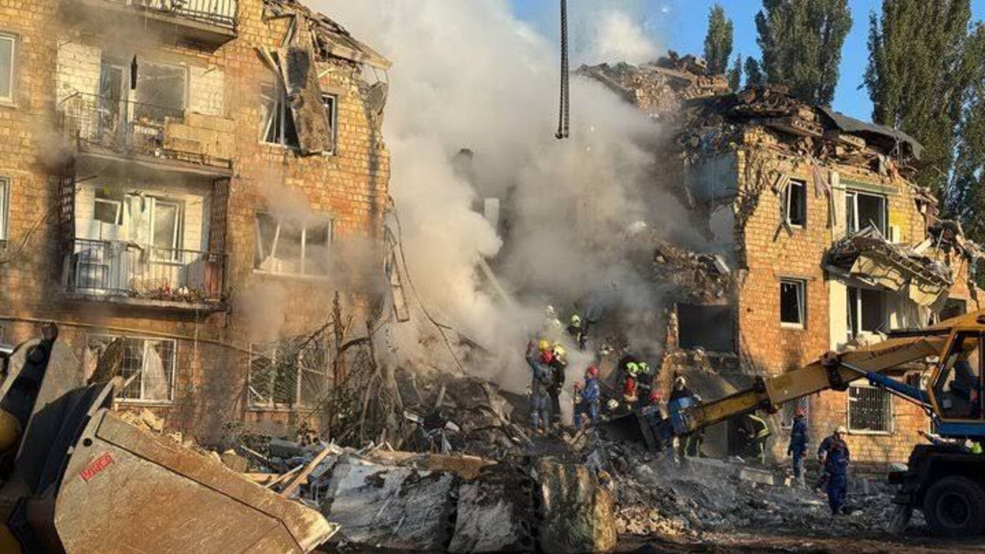 У Києві уламки БпЛА впали на шкільний стадіон: на місце прямують екстрені служби