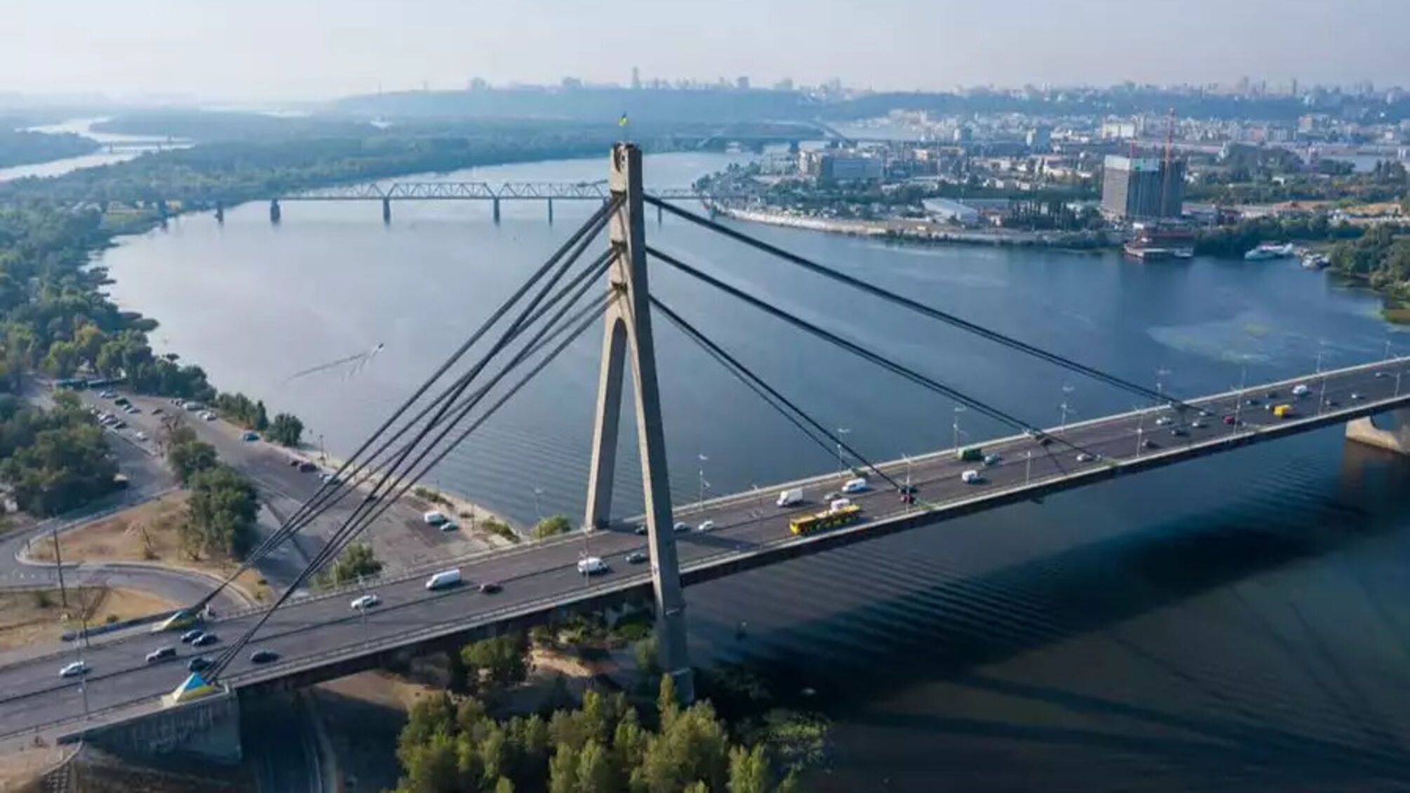Киевлянам предлагают пересекать мосты на велосипедах и самокатах: что хотят изменить
