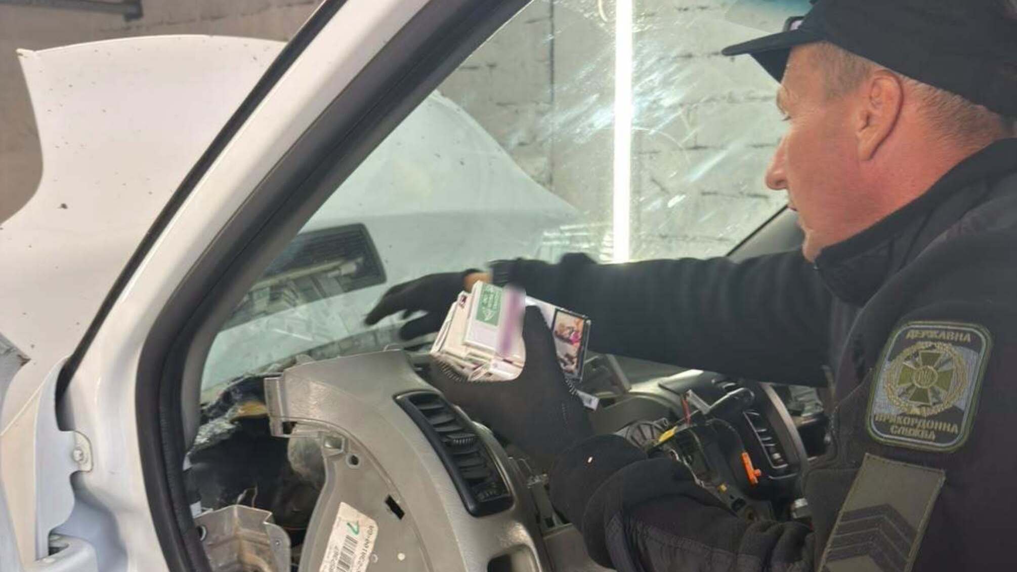 Пограничники обнаружили в Opel скрытые сигареты на десятки тысяч гривен