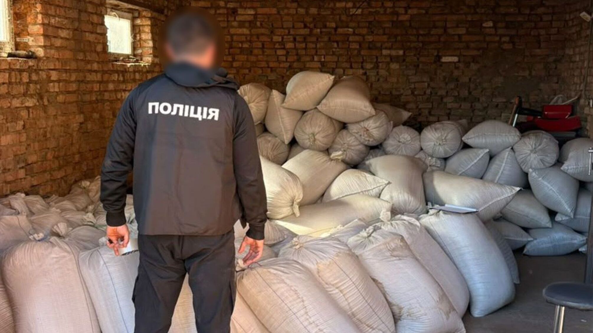 Понад 8 тонн тютюну на 4,8 млн грн: на Чернігівщині викрили родинний бізнес
