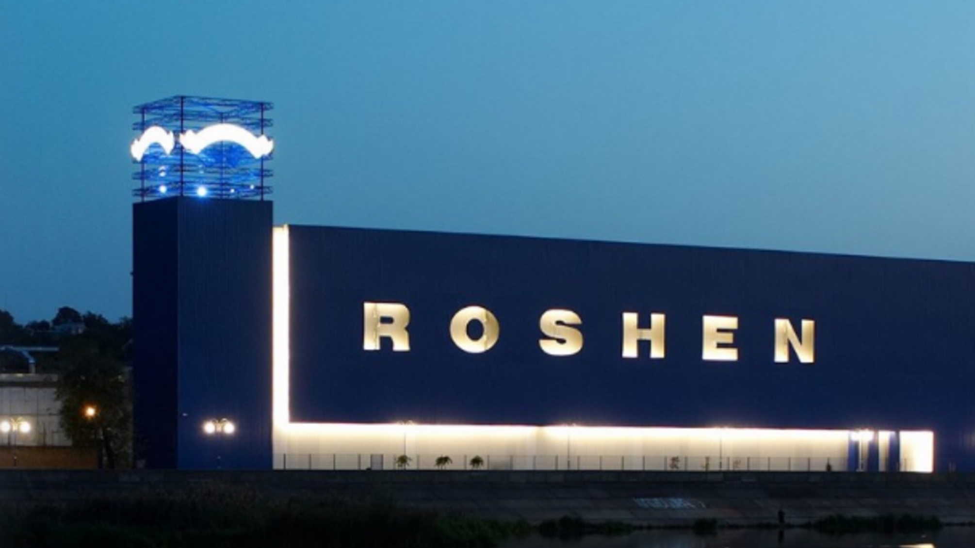 У Вінниці повідомляють про влучання дрона поблизу заводу Roshen: місто затягнуло димом