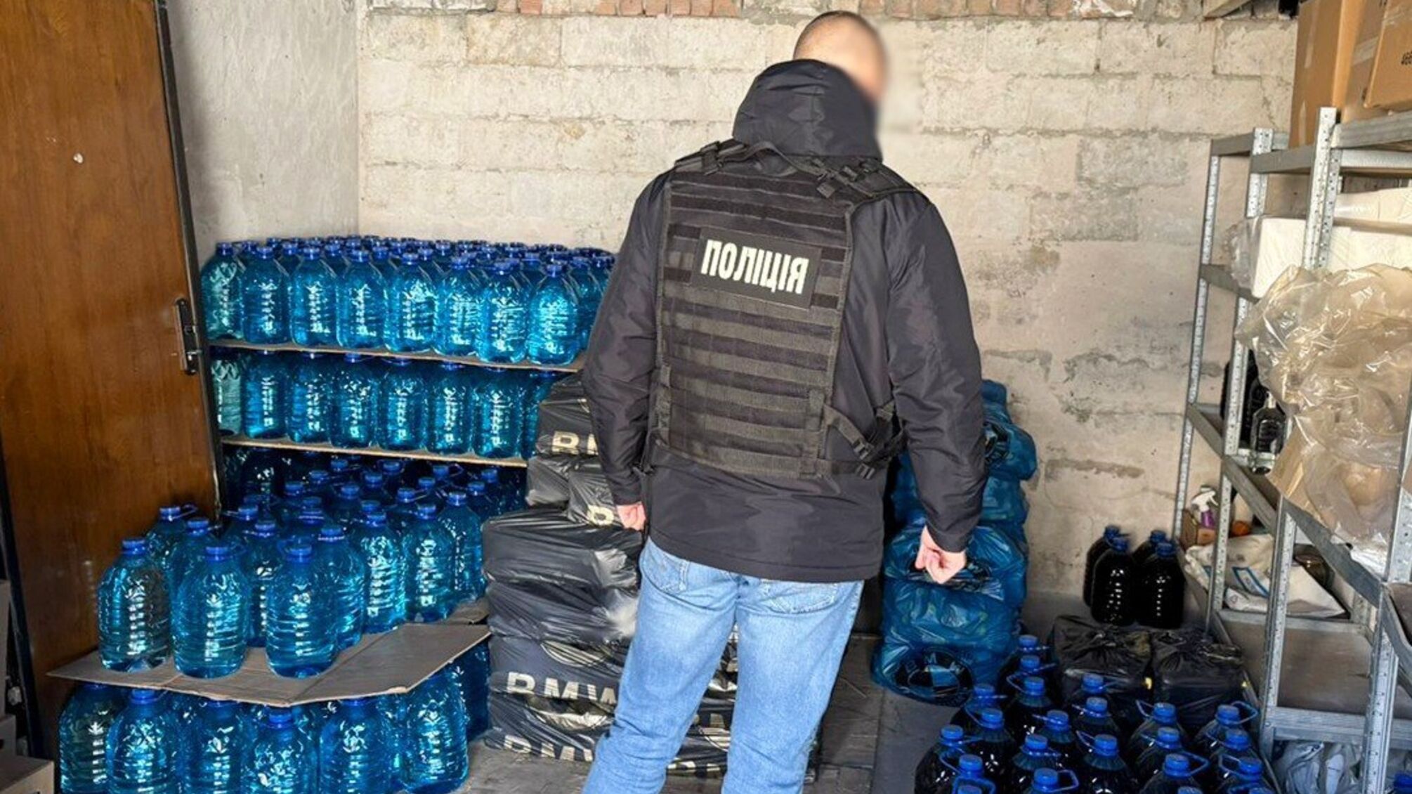 Розбавляли спирт водою та клеїли чужі етикетки: п’ятьох жителів Дніпропетровщини підозрюють у фальсифікації алкоголю