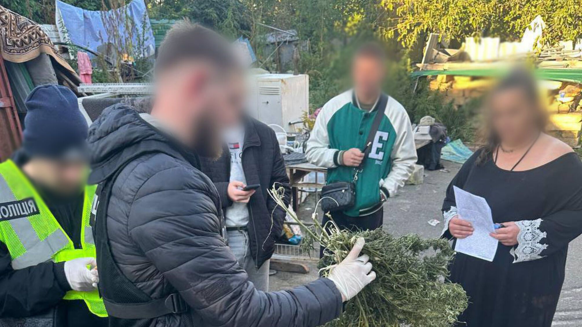 Хоронил каннабис в бытовых товарах: в Киеве задержали мужчину и изъяли наркотиков на 320 тысяч гривен