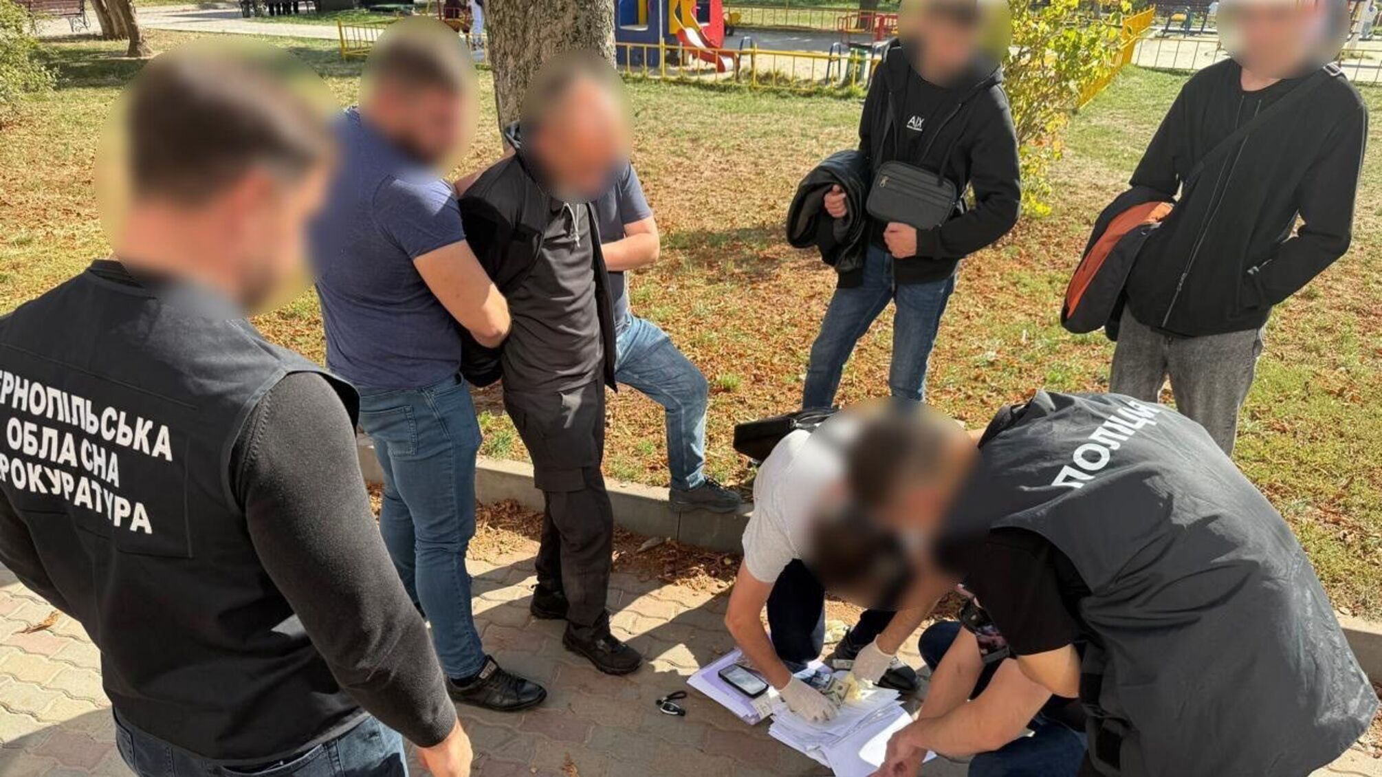 Взятка в шоколадке и аренда квартиры за чужие средства: в Тернопольской области разоблачили чиновника Укртрансбезопасности