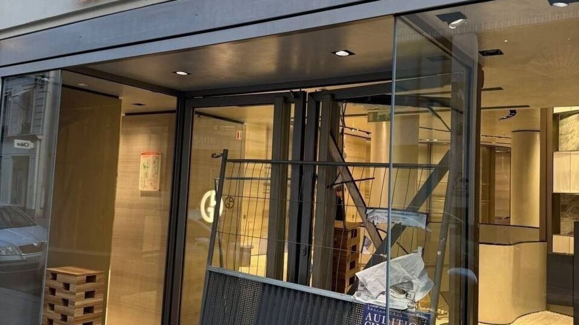 Во Франции разграбили бутики Céline, Dior и Louis Vuitton во время массовых протестов