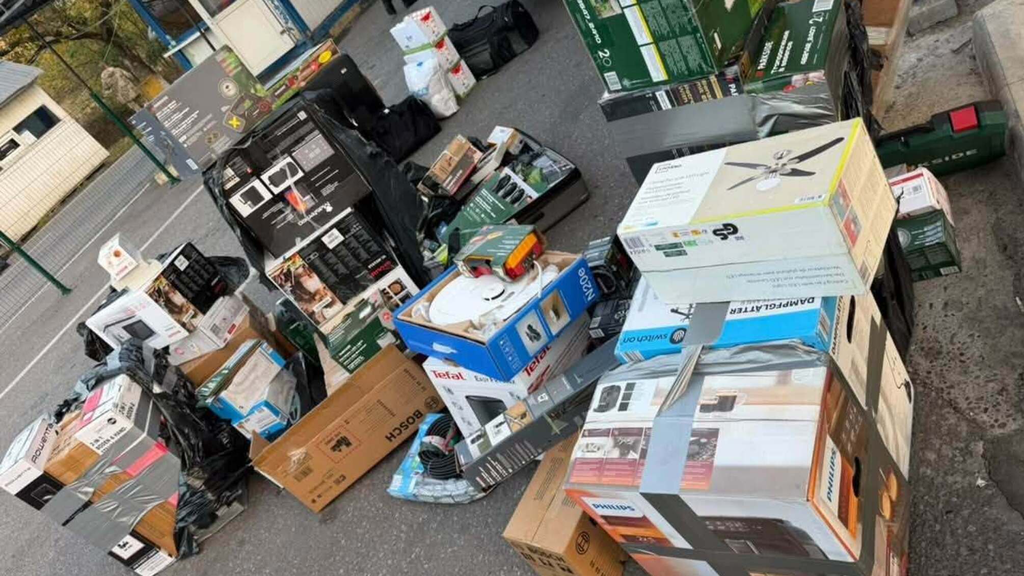 В Закарпатье разоблачили 'магазин на колесах': водитель пытался провезти 102 единицы техники без декларирования