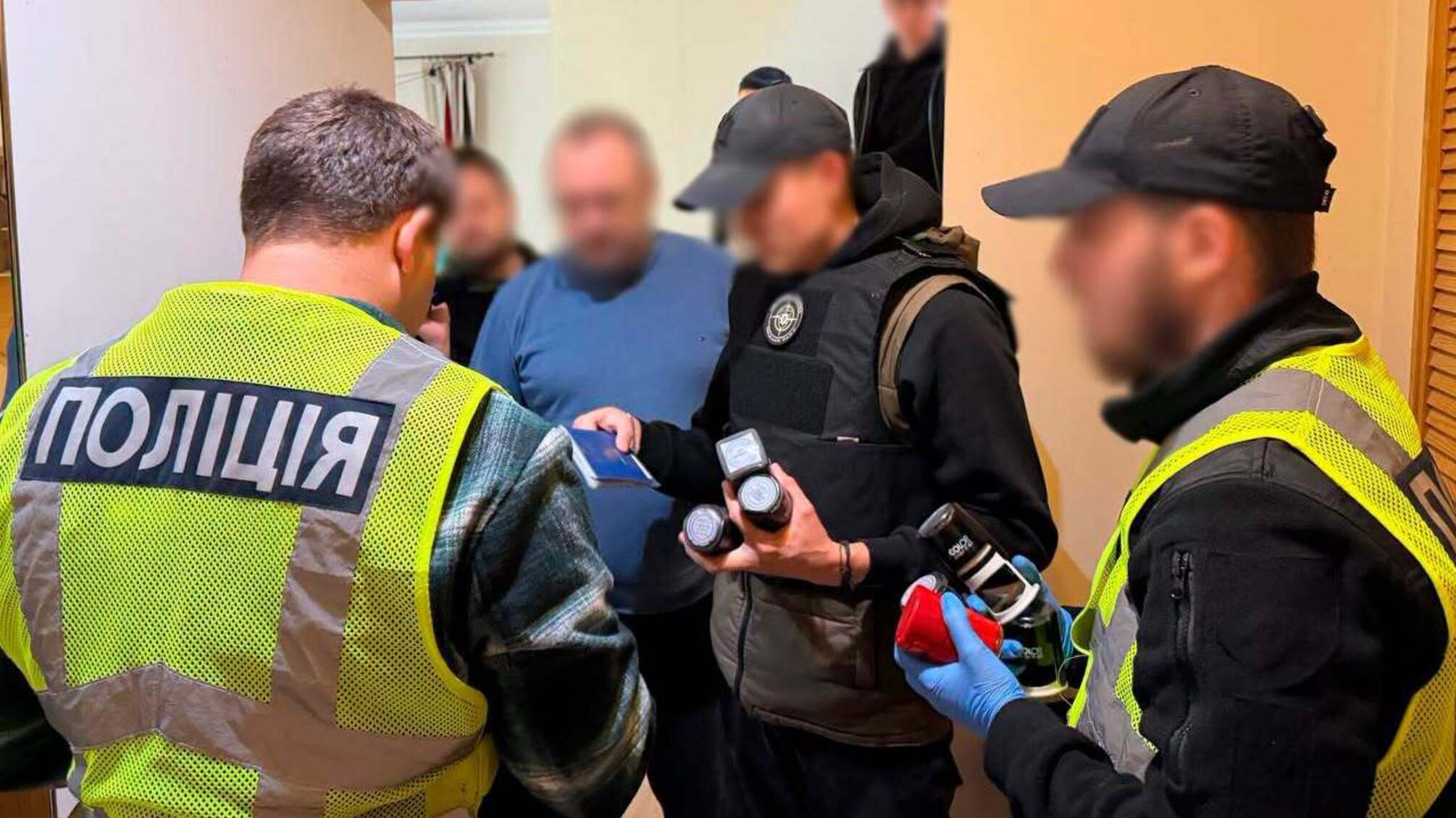 Волонтери за 40 тисяч гривень: у Києві викрили схему легалізації понад 100 іноземців