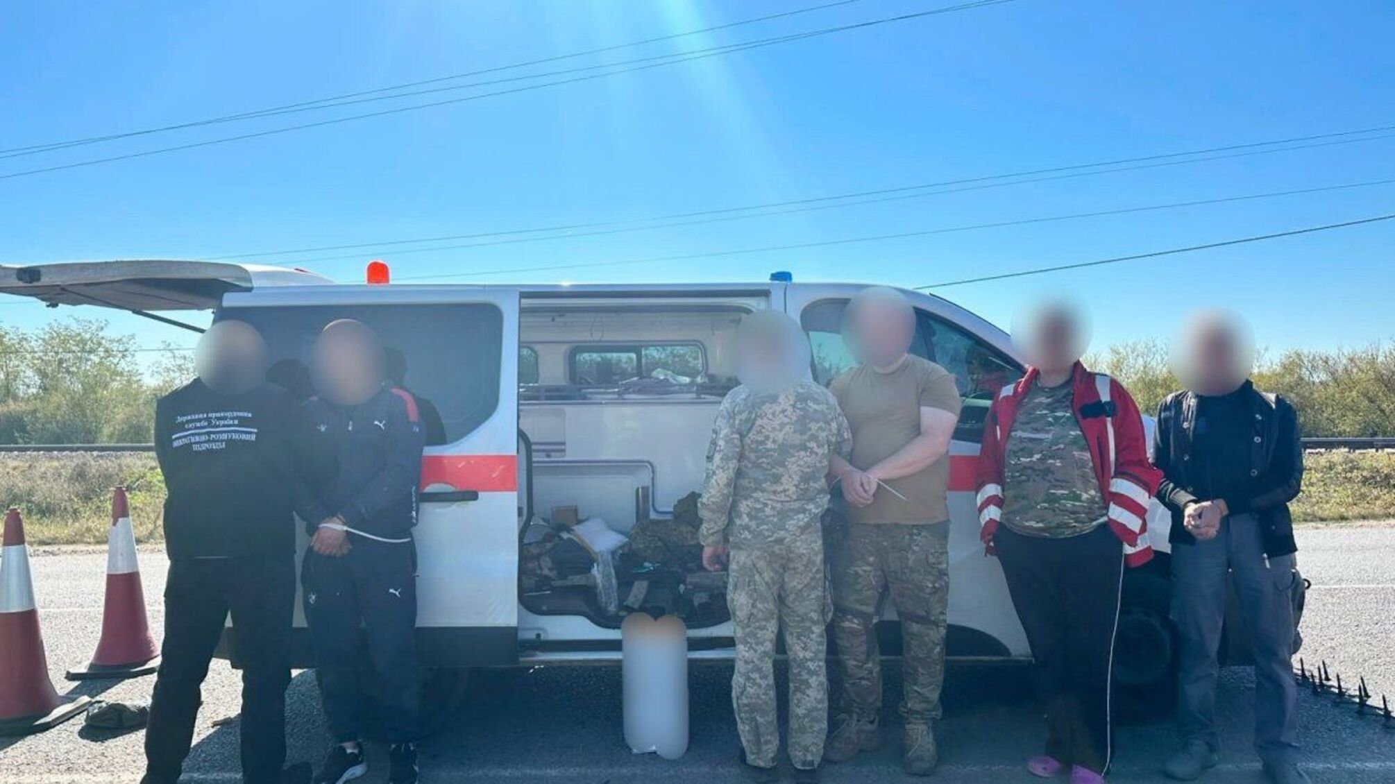 'Скорая' с мужчинами в багажнике и арсеналом оружия: в Закарпатье остановили Renault