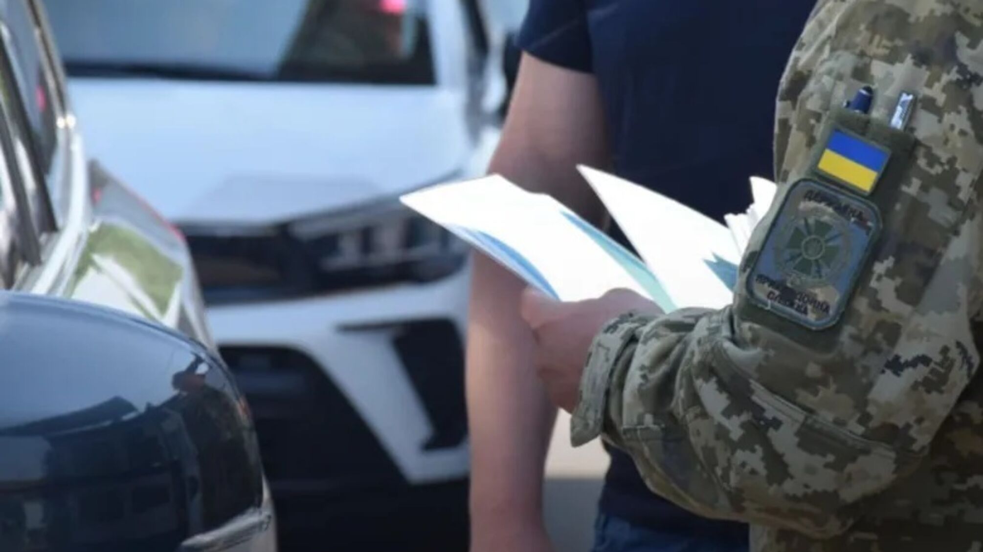 Суд виключив з військового обліку, але на кордоні можуть не випустити: у чому причина
