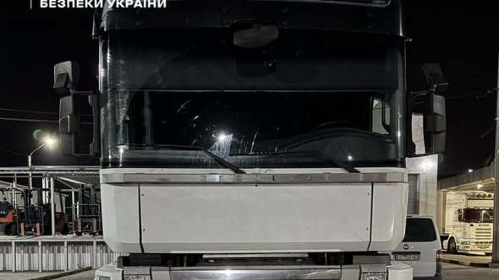360 тисяч пачок сигарет сховали під полуницею: суд виніс вирок громадянину Молдови